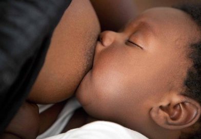 “Kutonsa ni ukwica umwana”: Impuguke n’ababyeyi batunga agatoki abirinda konsa kubera imiterere y’imibiri yabo