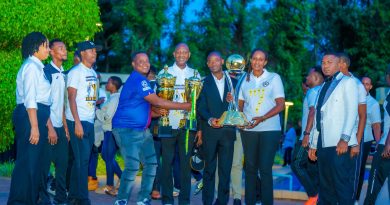 AMAFOTO:Umugaba Mukuru w’Ingazo z’u Rwanda,Gen Mubarakh yakiriye abakinnyi ba APR FC