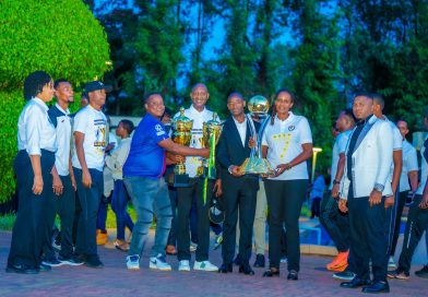 AMAFOTO:Umugaba Mukuru w’Ingazo z’u Rwanda,Gen Mubarakh yakiriye abakinnyi ba APR FC