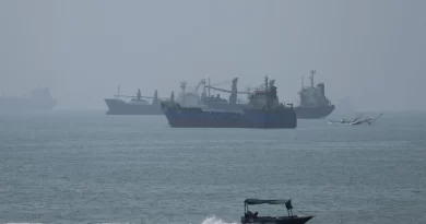 Amerika yarashe ku birindiro bya Iran biri ku kirwa cya Larak hafi ya Hormuz Amerika yarashe ku birindiro bya Iran biri ku kirwa cya Larak hafi ya Hormuz